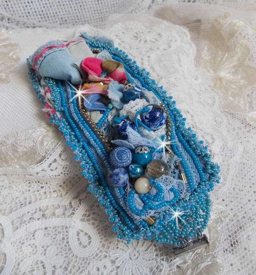 Far-West-Armband mit Manschette, bestickt mit Jeansstoff, Edelsteinperlen: Sodalith, Agathe, Keramikperlen, runden Perlmuttperlen aus böhmischem Glas und Rocailles