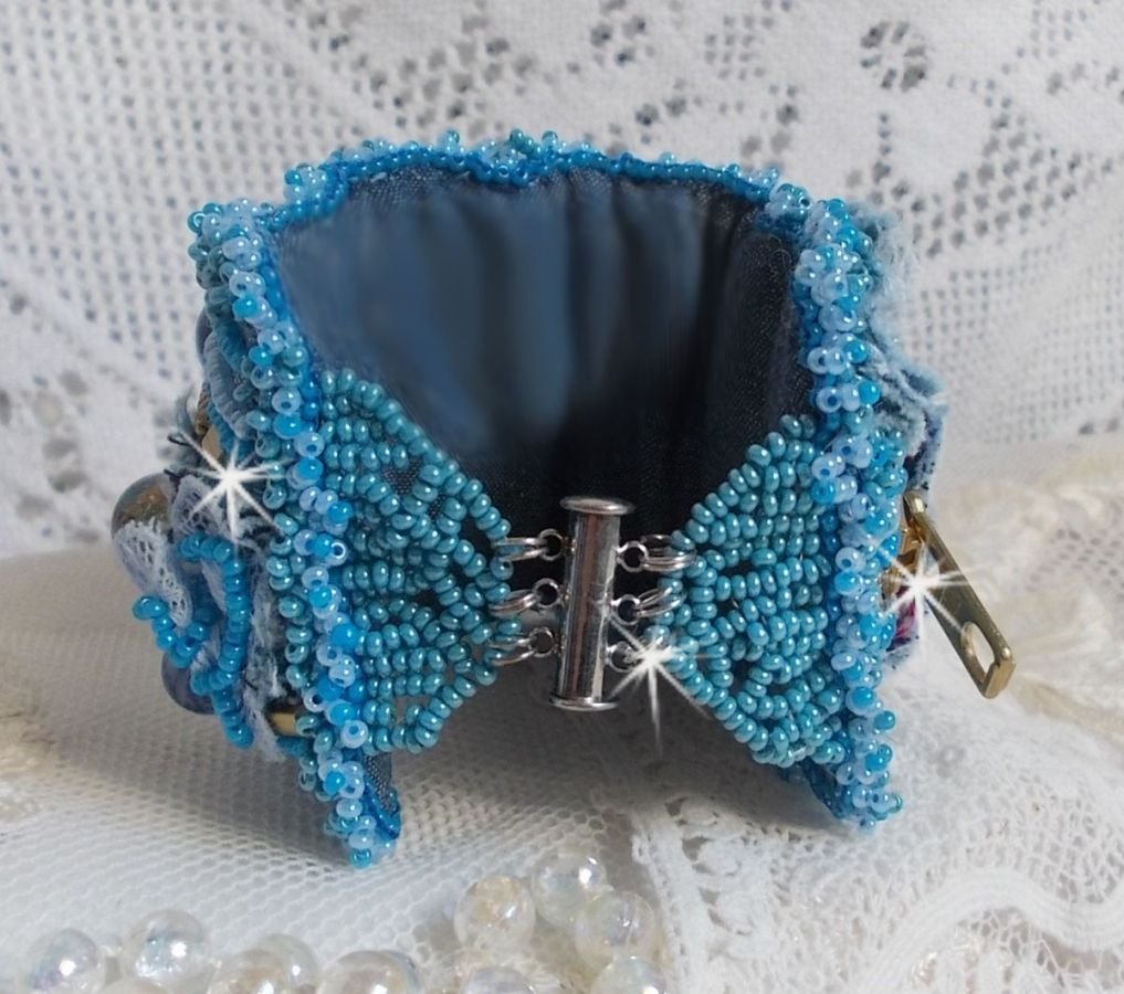 Far-West-Armband mit Manschette, bestickt mit Jeansstoff, Edelsteinperlen: Sodalith, Agathe, Keramikperlen, runden Perlmuttperlen aus böhmischem Glas und Rocailles