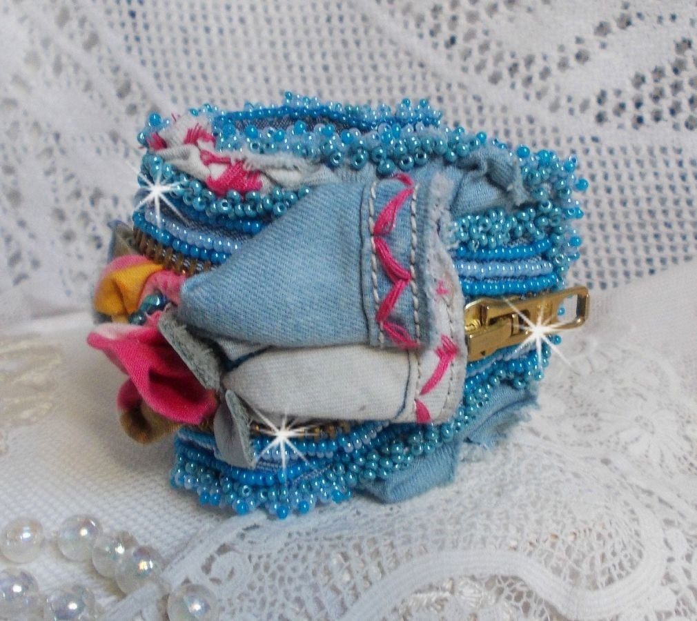 Far-West-Armband mit Manschette, bestickt mit Jeansstoff, Edelsteinperlen: Sodalith, Agathe, Keramikperlen, runden Perlmuttperlen aus böhmischem Glas und Rocailles