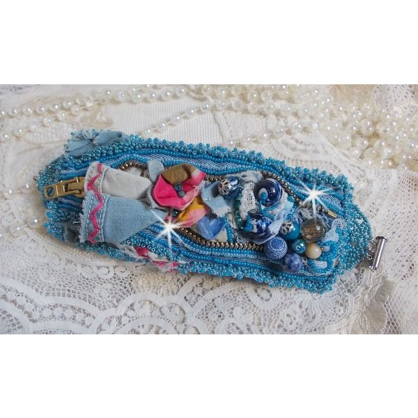 Far-West-Armband mit Manschette, bestickt mit Jeansstoff, Edelsteinperlen: Sodalith, Agathe, Keramikperlen, runden Perlmuttperlen aus böhmischem Glas und Rocailles
