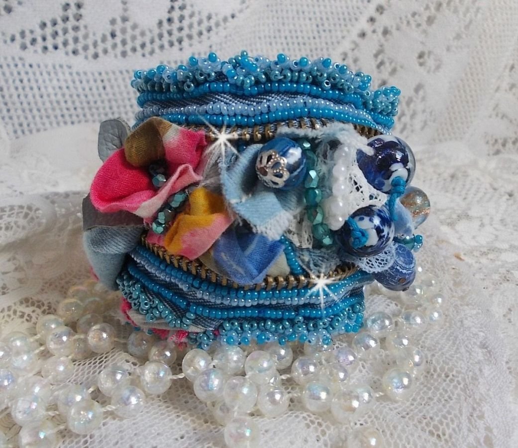 Far-West-Armband mit Manschette, bestickt mit Jeansstoff, Edelsteinperlen: Sodalith, Agathe, Keramikperlen, runden Perlmuttperlen aus böhmischem Glas und Rocailles