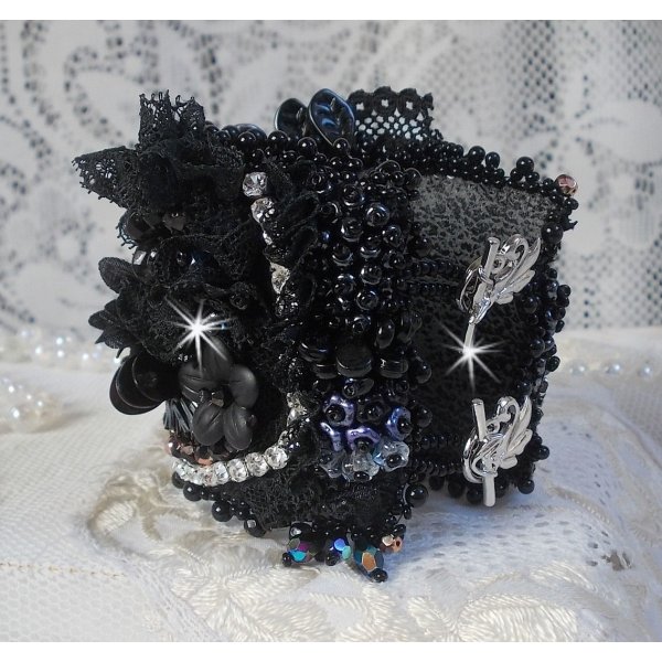 Bracelet manchette F&eacute;erie Black avec une soie grise, blanche et noir.