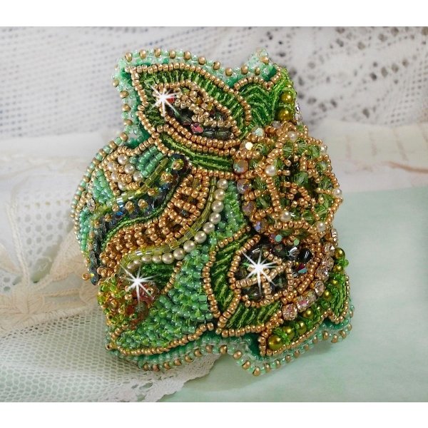 Bracelet manchette Garden Party avec un cabochon vintage et des cristaux