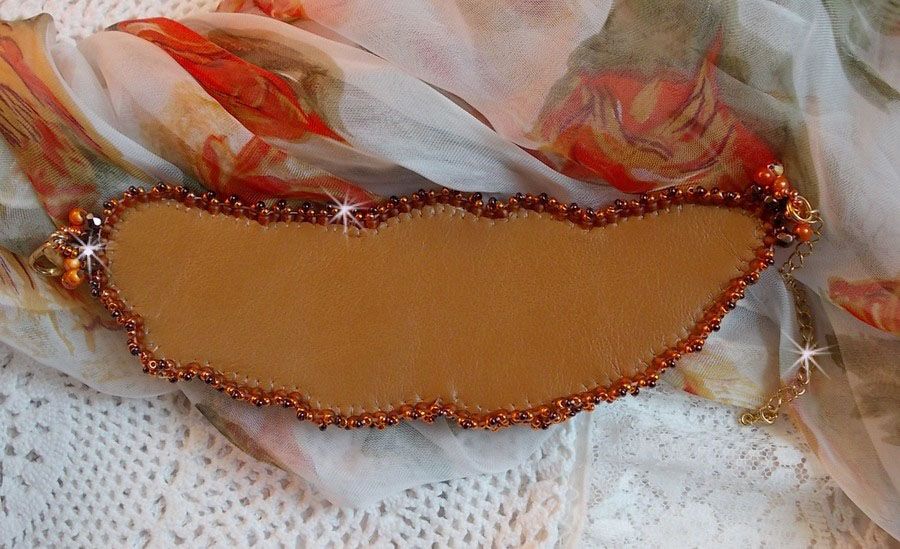 Lady in Orange Armband Haute-Couture Manschette bestickt mit Swarovski-Kristallen und Miyuki Rocailles.