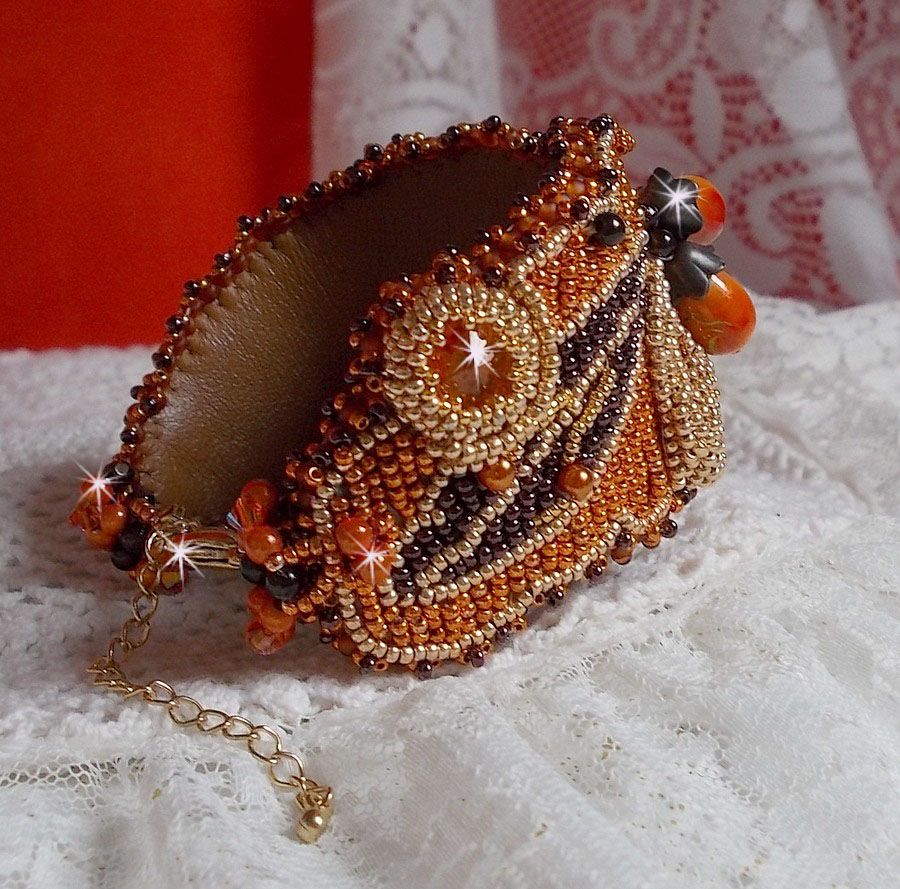 Lady in Orange Armband Haute-Couture Manschette bestickt mit Swarovski-Kristallen und Miyuki Rocailles.