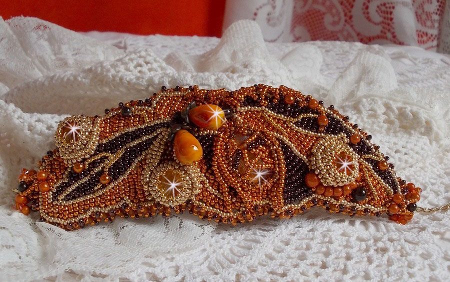 Lady in Orange Armband Haute-Couture Manschette bestickt mit Swarovski-Kristallen und Miyuki Rocailles.