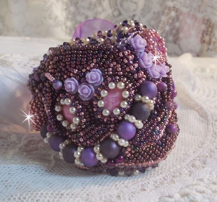 Armband Chinese Purple Stone Manschette bestickt mit feinen Steinen: Sugiliths, Swarovski-Kristallen, Rocailles und einem Organzaband in Violett.