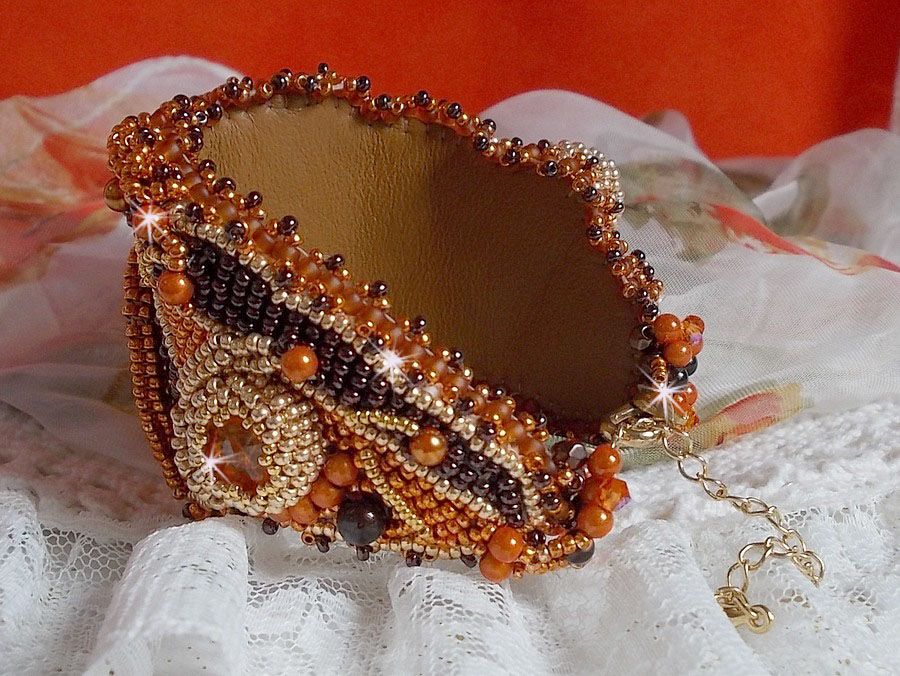 Lady in Orange Armband Haute-Couture Manschette bestickt mit Swarovski-Kristallen und Miyuki Rocailles.