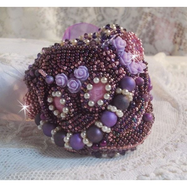 Armband Chinese Purple Stone Manschette bestickt mit feinen Steinen: Sugiliths, Swarovski-Kristallen, Rocailles und einem Organzaband in Violett.