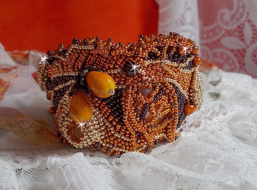 Lady in Orange Armband Haute-Couture Manschette bestickt mit Swarovski-Kristallen und Miyuki Rocailles.