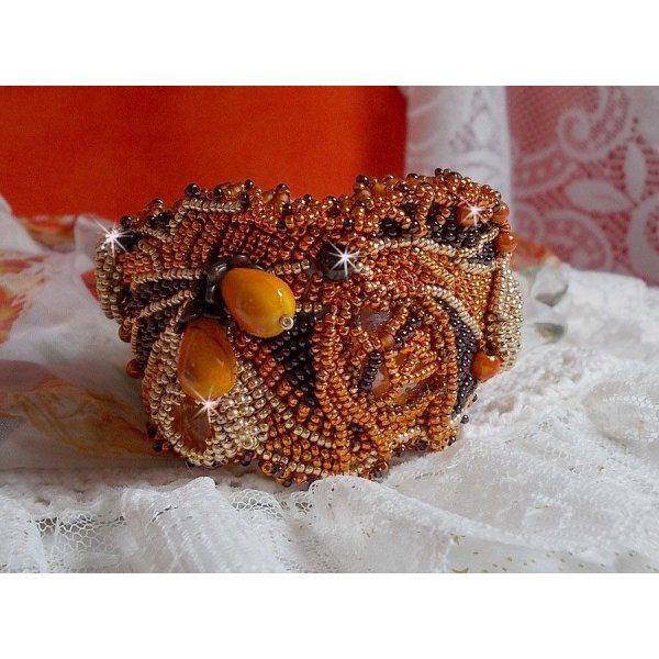 Lady in Orange Armband Haute-Couture Manschette bestickt mit Swarovski-Kristallen und Miyuki Rocailles.