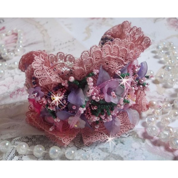 Manschettenarmband Poetischer Garten bestickt mit Spitze in Altrosa Antik, Swarovski-Kristallen, 18 und 24 Karat vergoldeten Accessoires, Perlmutt, Perlen und Rocailles