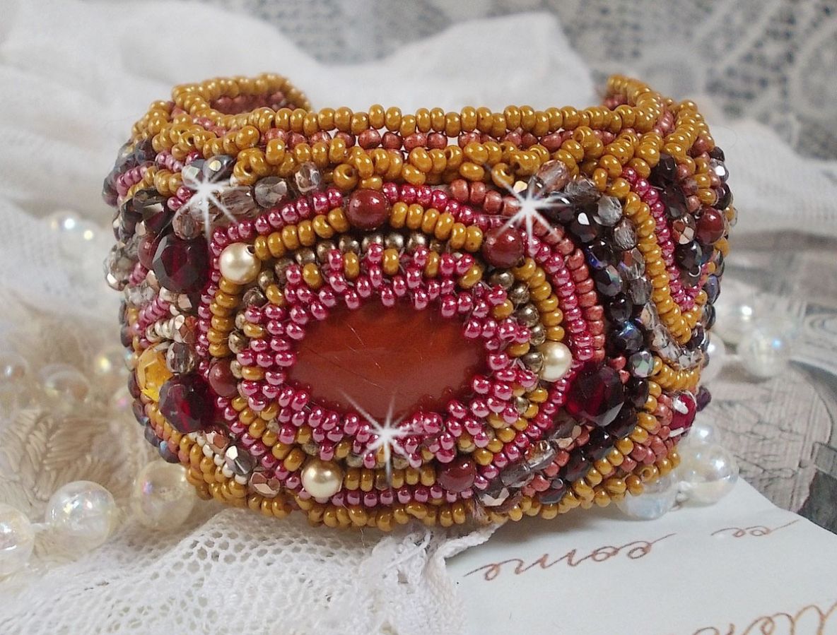 Rot Jaspis Armband Manschette bestickt mit einem Rot Jaspis Cabochon, Swarovski Kristalle und Rocailles