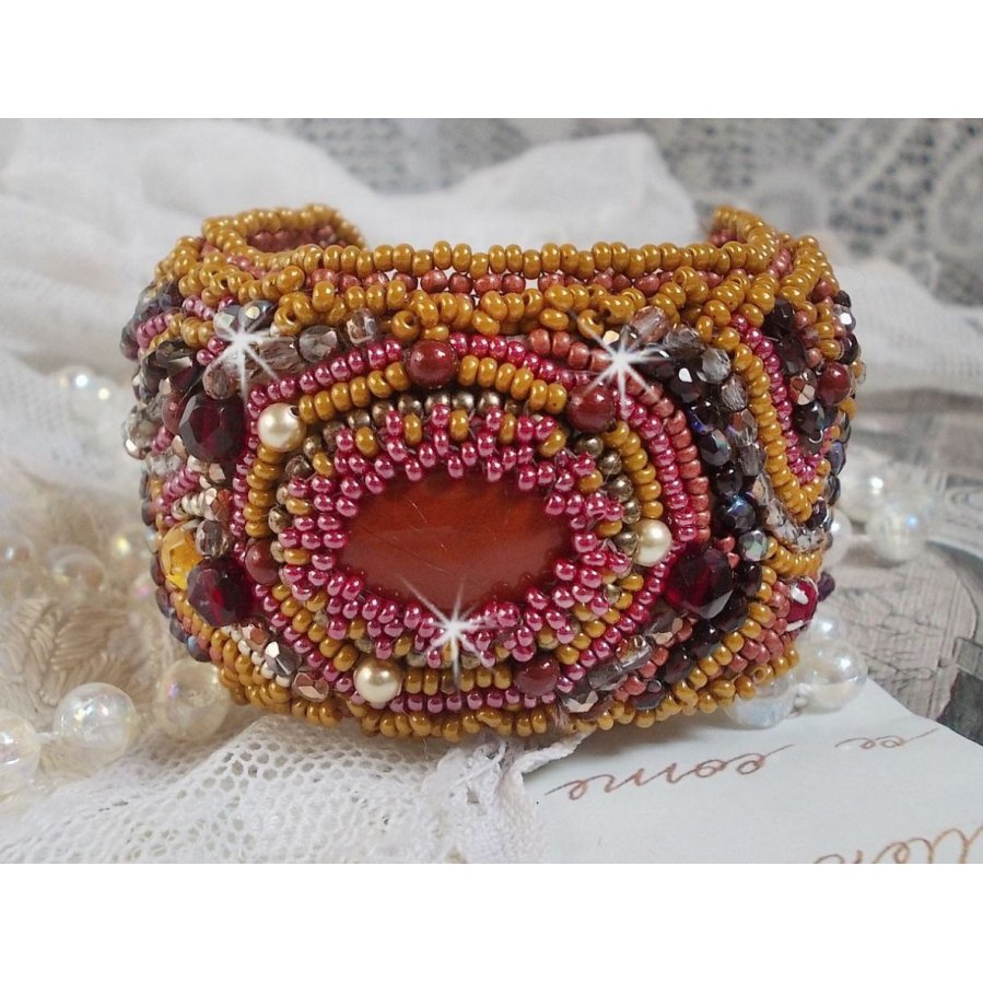 Rot Jaspis Armband Manschette bestickt mit einem Rot Jaspis Cabochon, Swarovski Kristalle und Rocailles