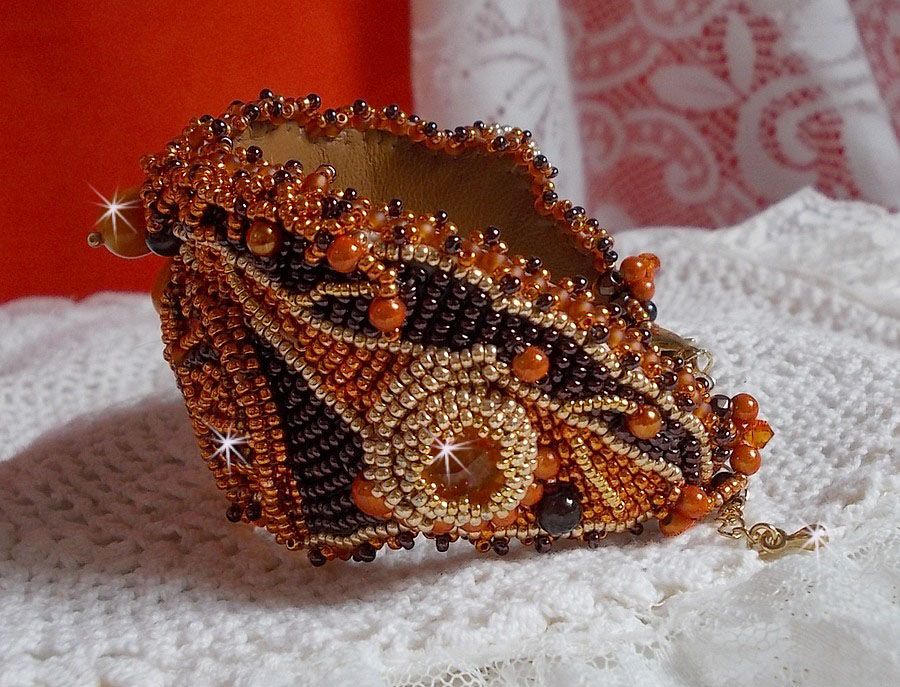 Lady in Orange Armband Haute-Couture Manschette bestickt mit Swarovski-Kristallen und Miyuki Rocailles.