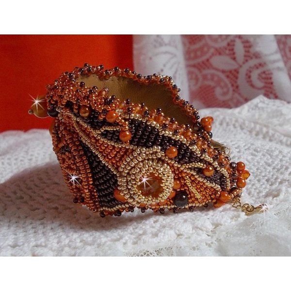 Lady in Orange Armband Haute-Couture Manschette bestickt mit Swarovski-Kristallen und Miyuki Rocailles.