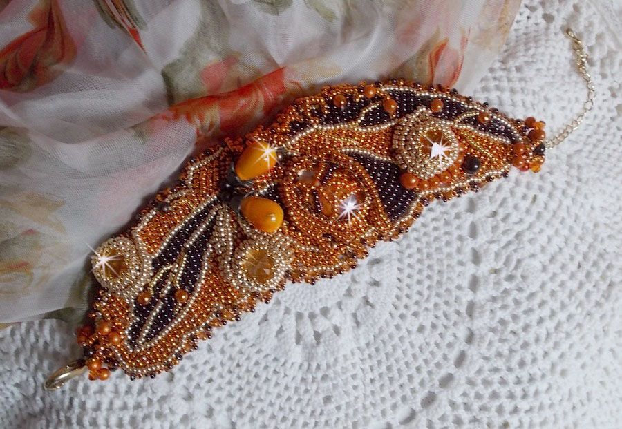 Lady in Orange Armband Haute-Couture Manschette bestickt mit Swarovski-Kristallen und Miyuki Rocailles.