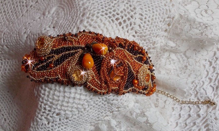 Lady in Orange Armband Haute-Couture Manschette bestickt mit Swarovski-Kristallen und Miyuki Rocailles.