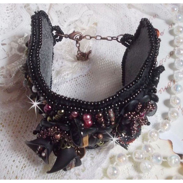 Bracelet manchette Midnight Daisy, rien que des perles nacr&eacute;es et des fleurs.