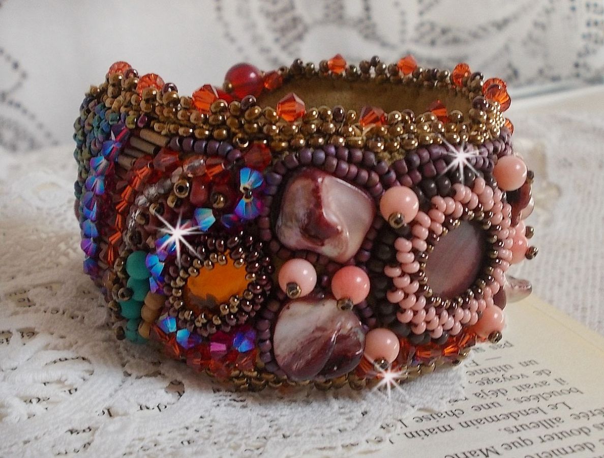 Topas-Armband, bestickt mit einer Scheibe aus perlmuttfarbenem Mahagoni, Amethyst, rosa Koralle Light, Swarovski-Kristallen und Rocailles.