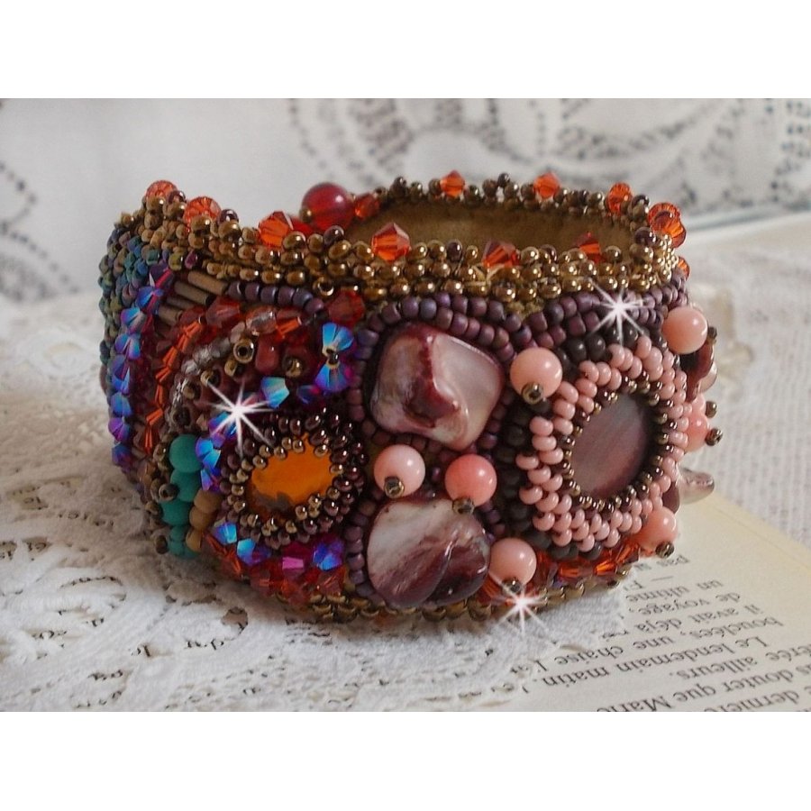 Topas-Armband, bestickt mit einer Scheibe aus perlmuttfarbenem Mahagoni, Amethyst, rosa Koralle Light, Swarovski-Kristallen und Rocailles.