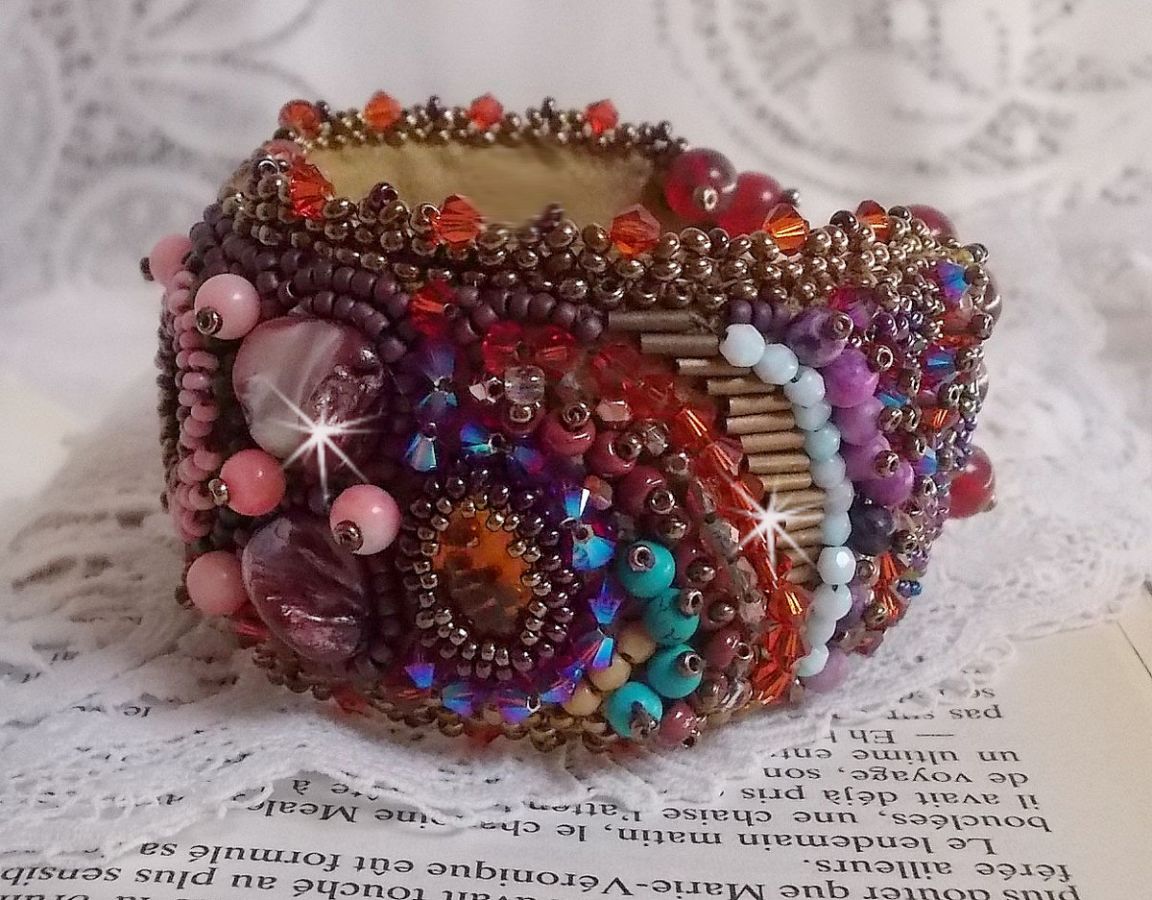 Topas-Armband, bestickt mit einer Scheibe aus perlmuttfarbenem Mahagoni, Amethyst, rosa Koralle Light, Swarovski-Kristallen und Rocailles.