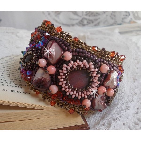 Topas-Armband, bestickt mit einer Scheibe aus perlmuttfarbenem Mahagoni, Amethyst, rosa Koralle Light, Swarovski-Kristallen und Rocailles.