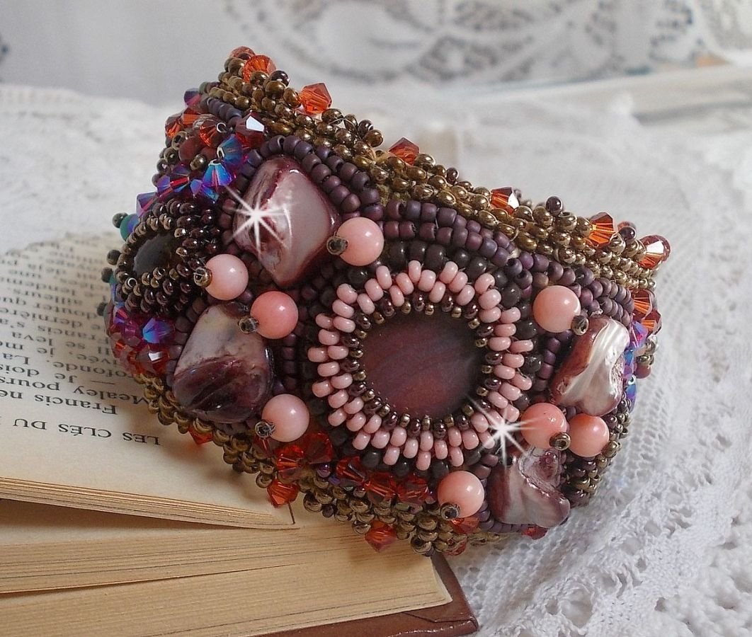 Topas-Armband, bestickt mit einer Scheibe aus perlmuttfarbenem Mahagoni, Amethyst, rosa Koralle Light, Swarovski-Kristallen und Rocailles.