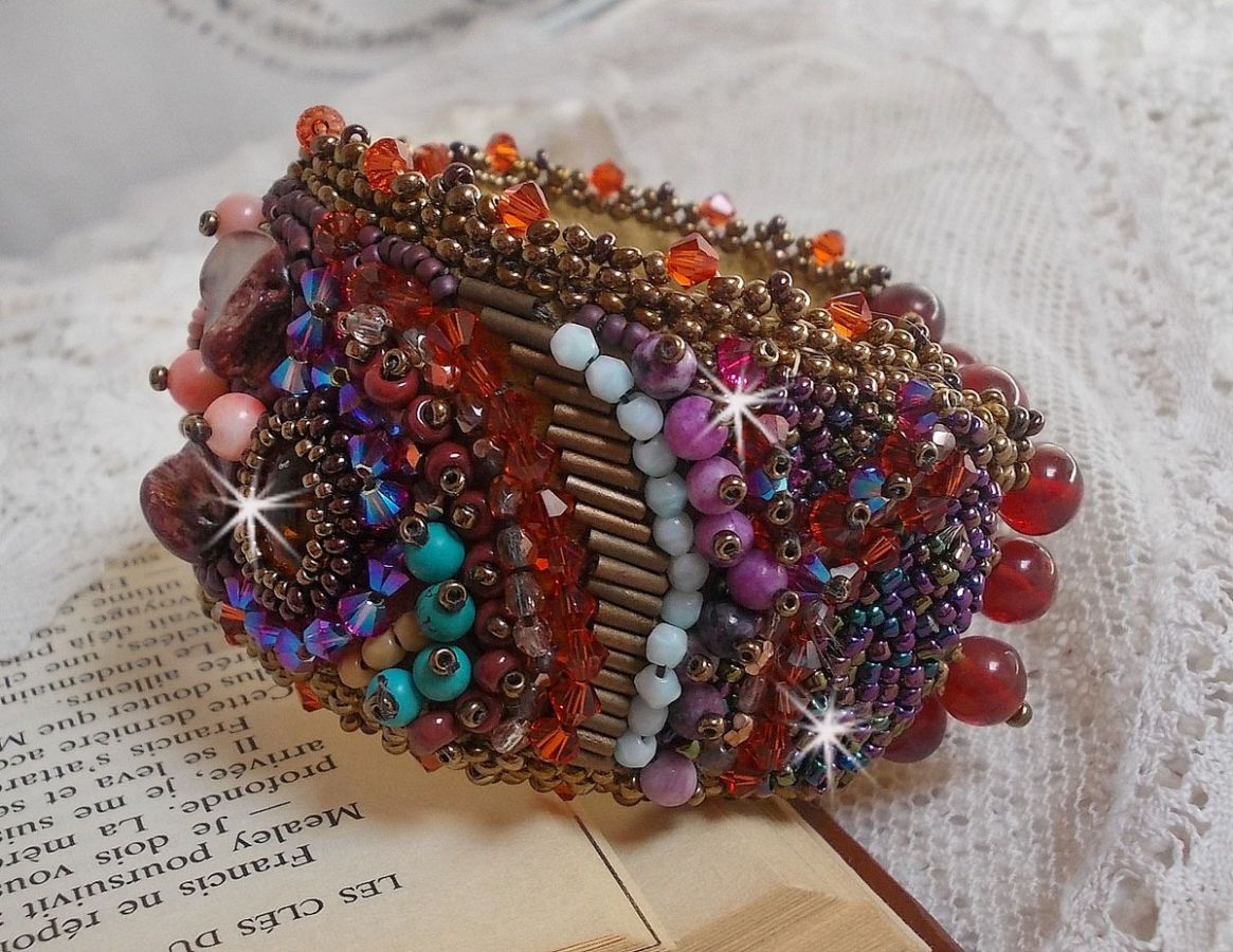 Topas-Armband, bestickt mit einer Scheibe aus perlmuttfarbenem Mahagoni, Amethyst, rosa Koralle Light, Swarovski-Kristallen und Rocailles.