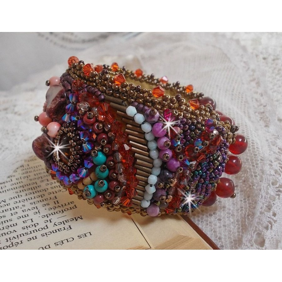 Topas-Armband, bestickt mit einer Scheibe aus perlmuttfarbenem Mahagoni, Amethyst, rosa Koralle Light, Swarovski-Kristallen und Rocailles.