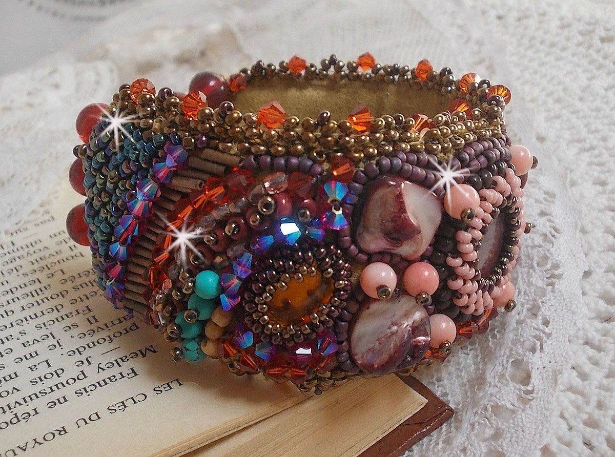 Topas-Armband, bestickt mit einer Scheibe aus perlmuttfarbenem Mahagoni, Amethyst, rosa Koralle Light, Swarovski-Kristallen und Rocailles.