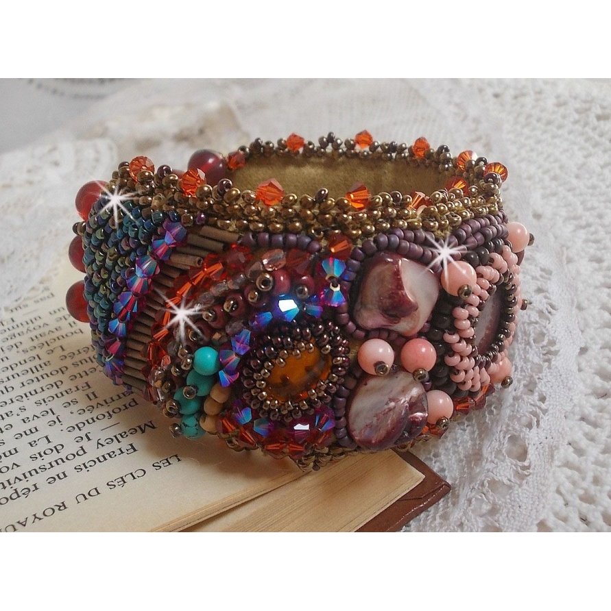 Topas-Armband, bestickt mit einer Scheibe aus perlmuttfarbenem Mahagoni, Amethyst, rosa Koralle Light, Swarovski-Kristallen und Rocailles.