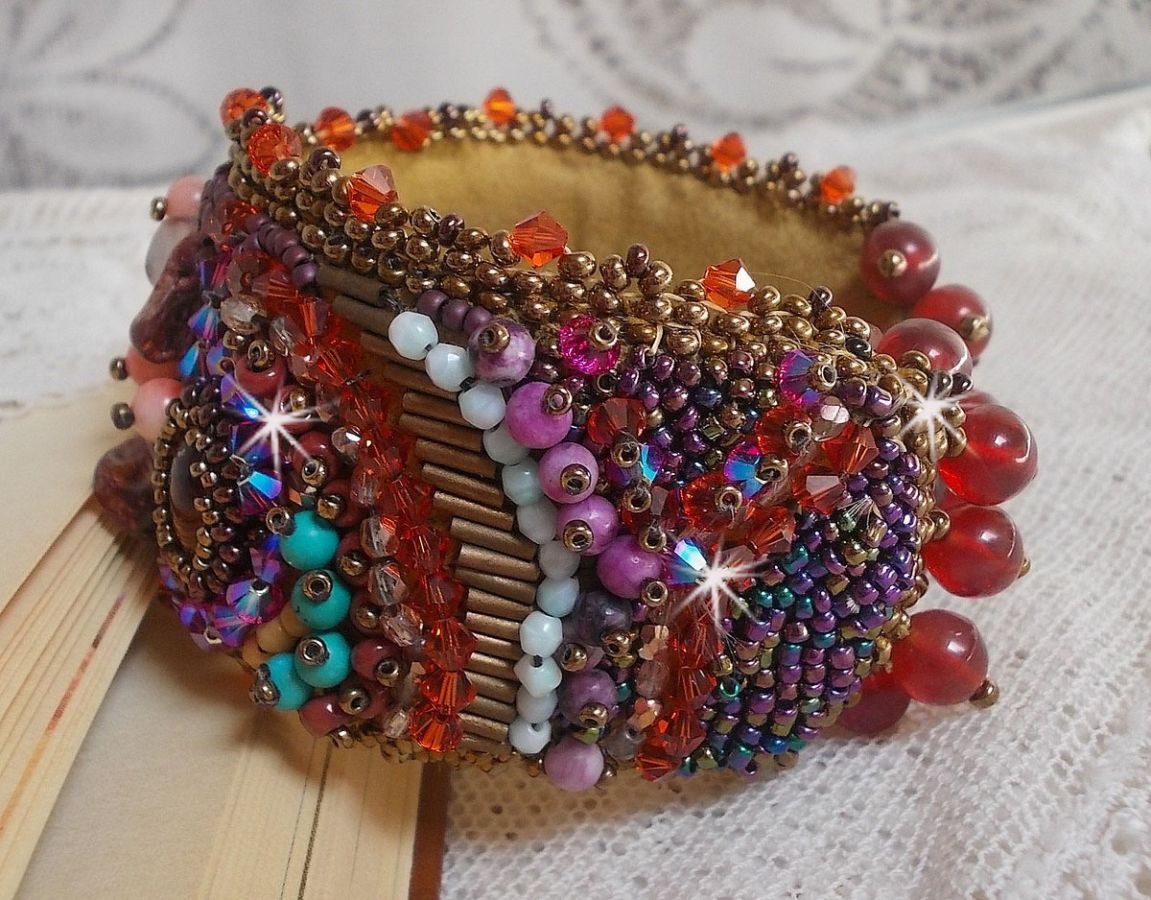 Topas-Armband, bestickt mit einer Scheibe aus perlmuttfarbenem Mahagoni, Amethyst, rosa Koralle Light, Swarovski-Kristallen und Rocailles.