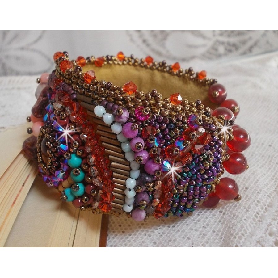 Topas-Armband, bestickt mit einer Scheibe aus perlmuttfarbenem Mahagoni, Amethyst, rosa Koralle Light, Swarovski-Kristallen und Rocailles.