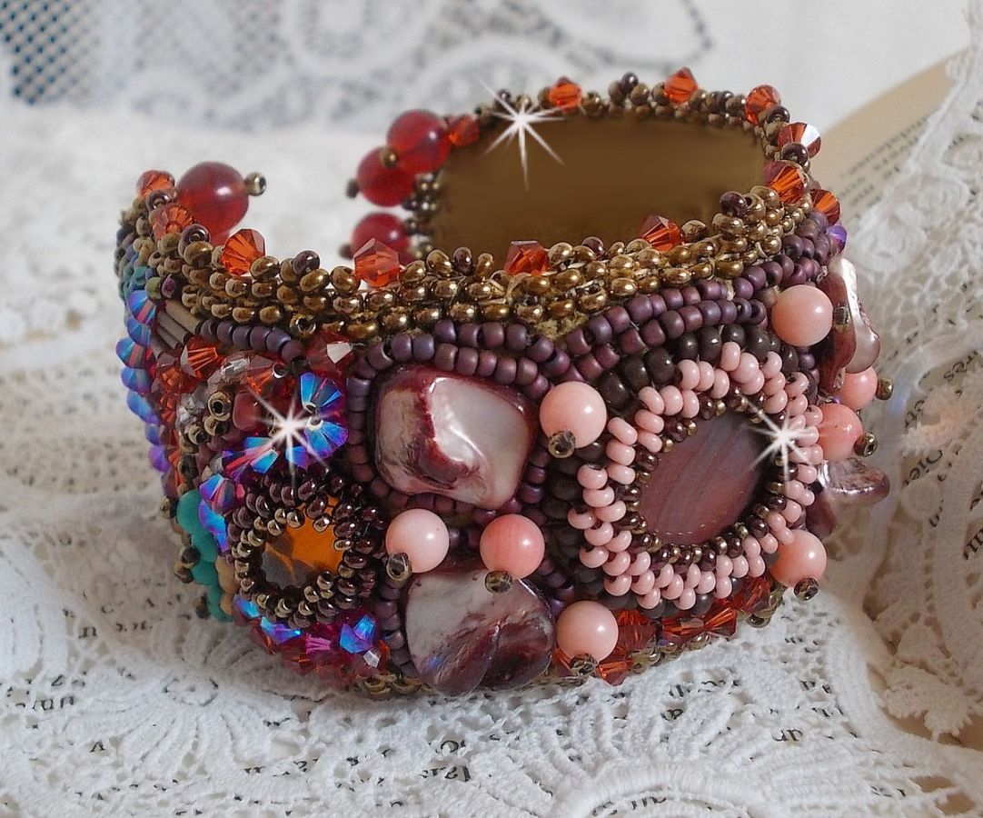 Topas-Armband, bestickt mit einer Scheibe aus perlmuttfarbenem Mahagoni, Amethyst, rosa Koralle Light, Swarovski-Kristallen und Rocailles.