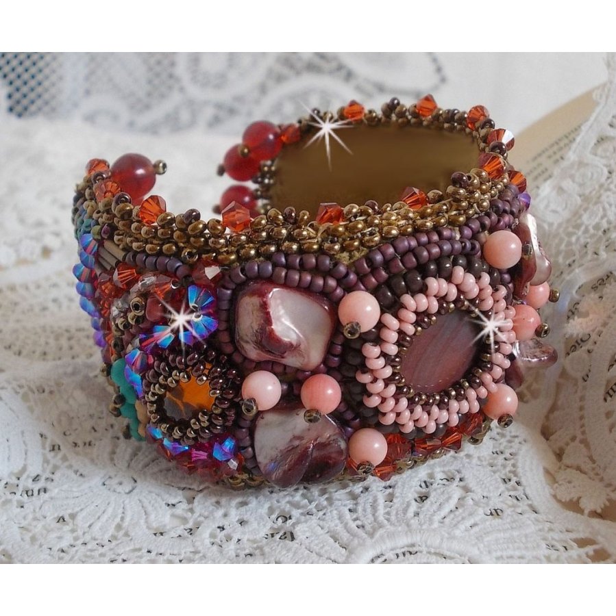 Topas-Armband, bestickt mit einer Scheibe aus perlmuttfarbenem Mahagoni, Amethyst, rosa Koralle Light, Swarovski-Kristallen und Rocailles.