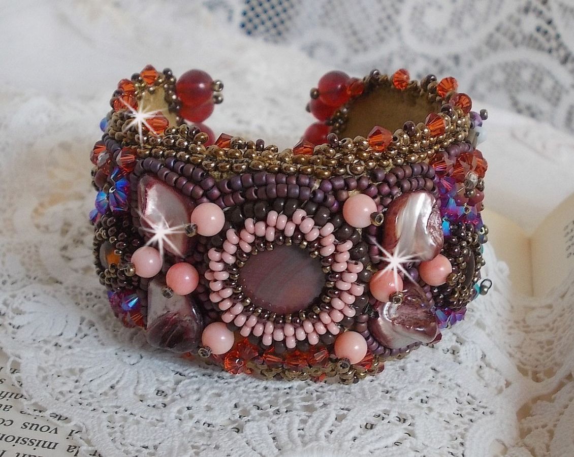 Topas-Armband, bestickt mit einer Scheibe aus perlmuttfarbenem Mahagoni, Amethyst, rosa Koralle Light, Swarovski-Kristallen und Rocailles.