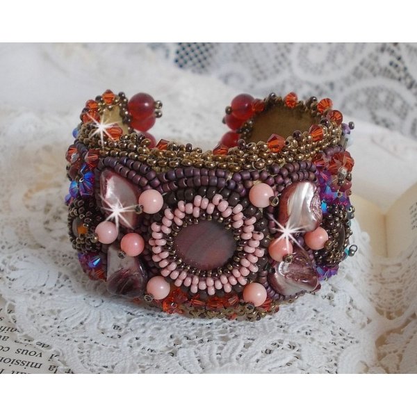 Topas-Armband, bestickt mit einer Scheibe aus perlmuttfarbenem Mahagoni, Amethyst, rosa Koralle Light, Swarovski-Kristallen und Rocailles.