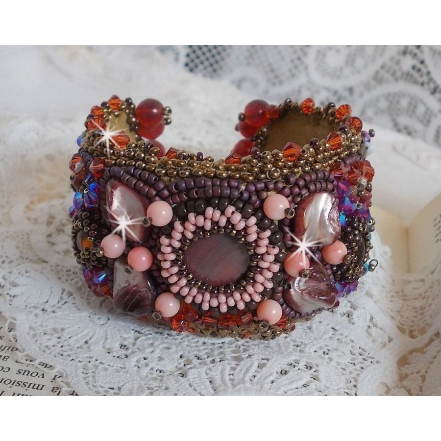 Topas-Armband, bestickt mit einer Scheibe aus perlmuttfarbenem Mahagoni, Amethyst, rosa Koralle Light, Swarovski-Kristallen und Rocailles.