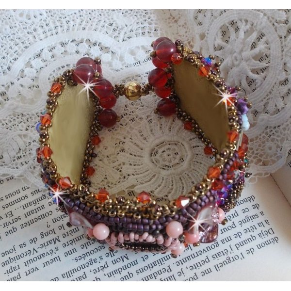 Topas-Armband, bestickt mit einer Scheibe aus perlmuttfarbenem Mahagoni, Amethyst, rosa Koralle Light, Swarovski-Kristallen und Rocailles.