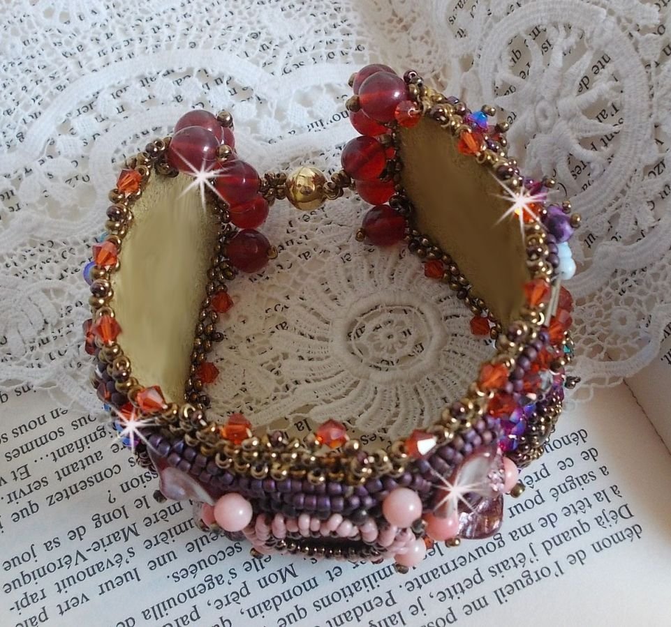 Topas-Armband, bestickt mit einer Scheibe aus perlmuttfarbenem Mahagoni, Amethyst, rosa Koralle Light, Swarovski-Kristallen und Rocailles.