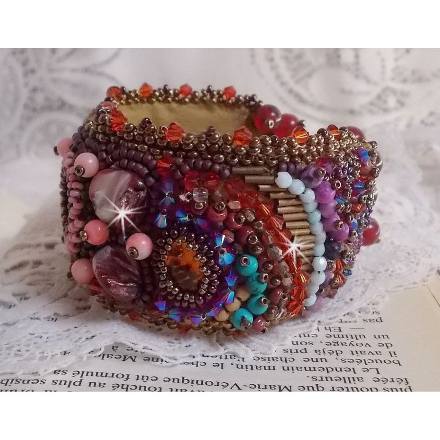 Topas-Armband, bestickt mit einer Scheibe aus perlmuttfarbenem Mahagoni, Amethyst, rosa Koralle Light, Swarovski-Kristallen und Rocailles.