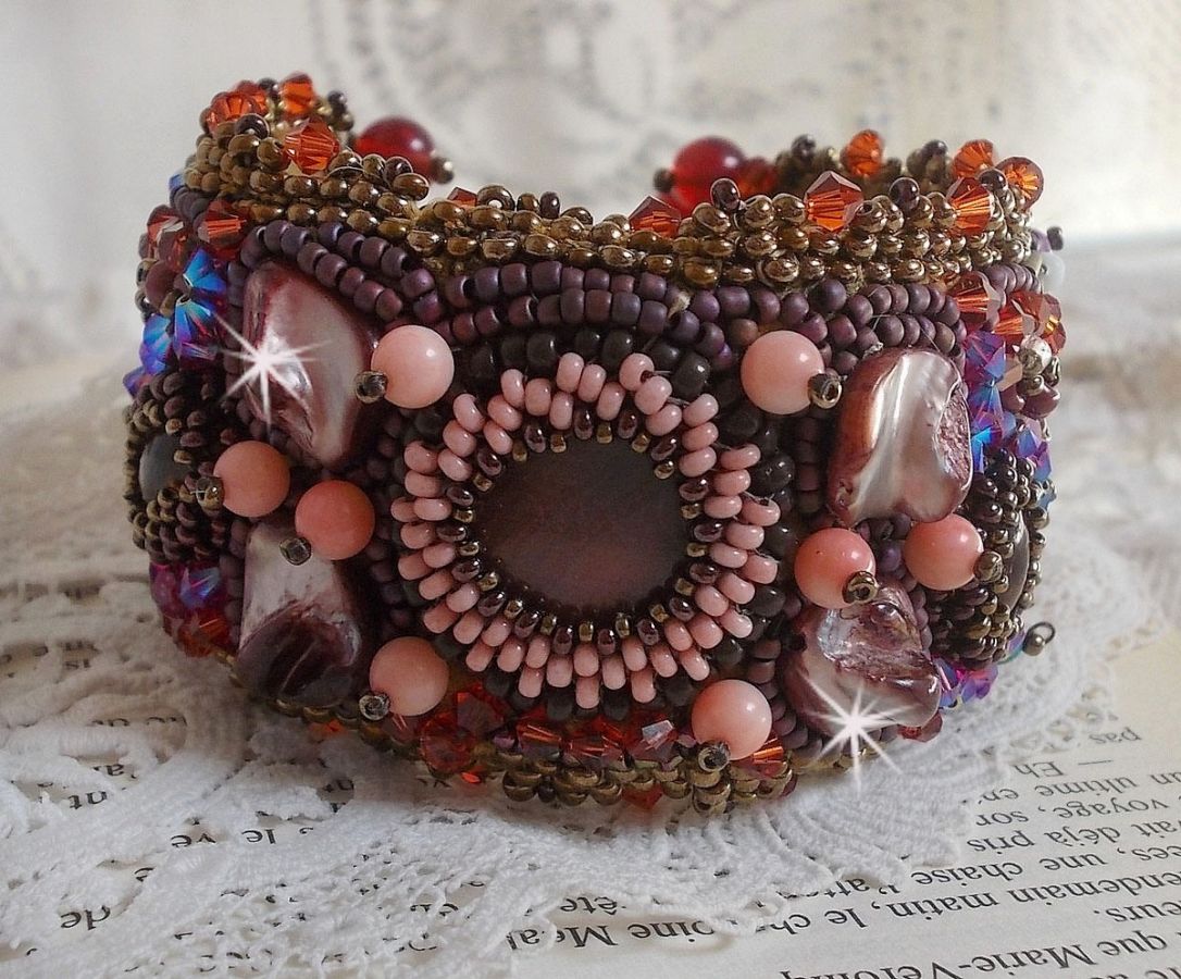 Topas-Armband, bestickt mit einer Scheibe aus perlmuttfarbenem Mahagoni, Amethyst, rosa Koralle Light, Swarovski-Kristallen und Rocailles.