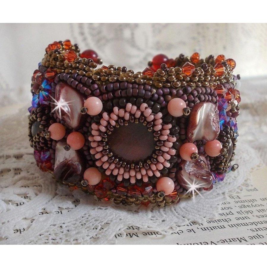 Topas-Armband, bestickt mit einer Scheibe aus perlmuttfarbenem Mahagoni, Amethyst, rosa Koralle Light, Swarovski-Kristallen und Rocailles.