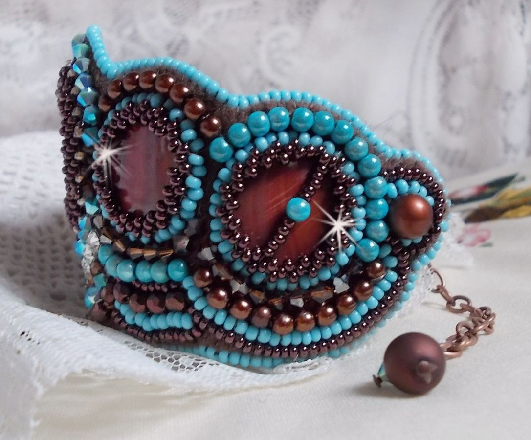 Türkisfarbenes Armband mit Haute-Couture-Manschette, bestickt mit Perlmuttscheibe aus Mahagoni, Swarovski-Kristallen, Facetten aus böhmischem Glas und Rocailles