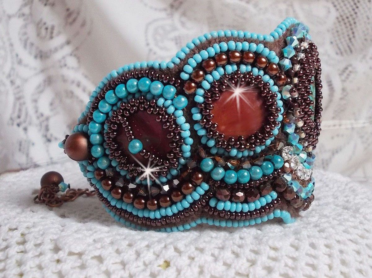 Türkisfarbenes Armband mit Haute-Couture-Manschette, bestickt mit Perlmuttscheibe aus Mahagoni, Swarovski-Kristallen, Facetten aus böhmischem Glas und Rocailles