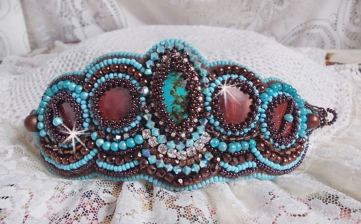 Türkisfarbenes Armband mit Haute-Couture-Manschette, bestickt mit Perlmuttscheibe aus Mahagoni, Swarovski-Kristallen, Facetten aus böhmischem Glas und Rocailles