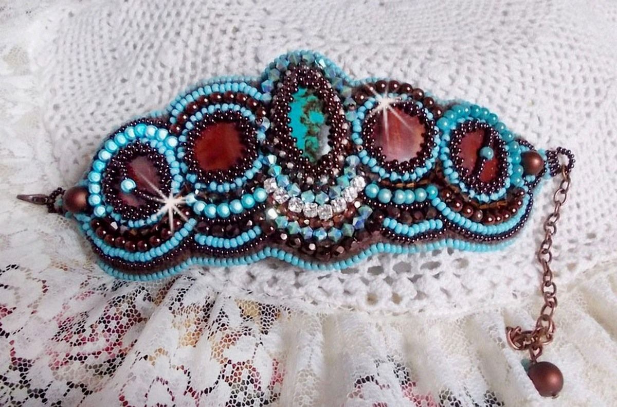 Türkisfarbenes Armband mit Haute-Couture-Manschette, bestickt mit Perlmuttscheibe aus Mahagoni, Swarovski-Kristallen, Facetten aus böhmischem Glas und Rocailles