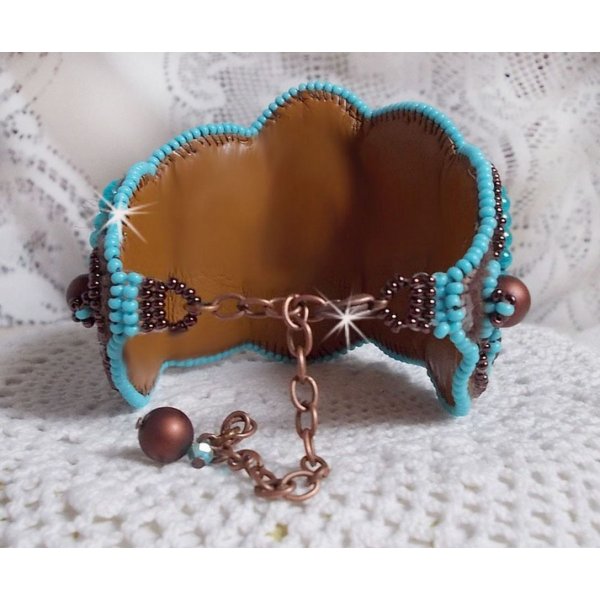 T&uuml;rkisfarbenes Armband mit Haute-Couture-Manschette, bestickt mit Perlmuttscheibe aus Mahagoni, Swarovski-Kristallen, Facetten aus b&ouml;hmischem Glas und Rocailles