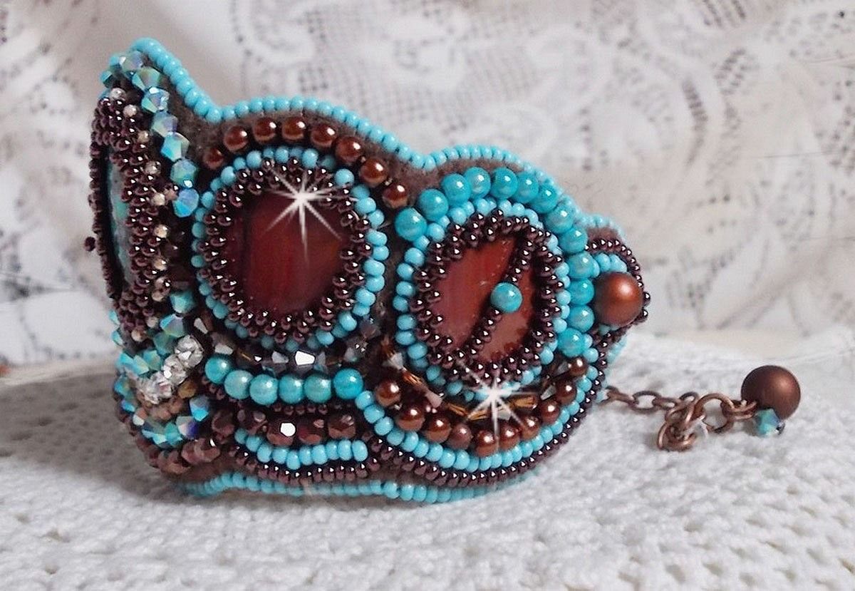 Türkisfarbenes Armband mit Haute-Couture-Manschette, bestickt mit Perlmuttscheibe aus Mahagoni, Swarovski-Kristallen, Facetten aus böhmischem Glas und Rocailles